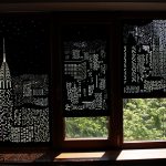 Tjocka gardiner med perforeringar i vardagsrumsfönstret