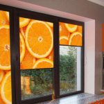 Orange skivor på gardinerna i köket