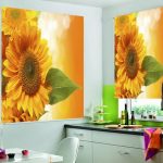 enorme zonnebloemen op de keukengordijnen