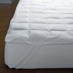 Egyszerű, steppelt matrac pad rugalmas sarkokkal a sarkokban