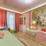 Rechte roze gordijnen met tule in de kamer voor kinderen