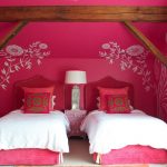 Tirai merah jambu lurus di dalam bilik merah jambu untuk dua kanak-kanak perempuan
