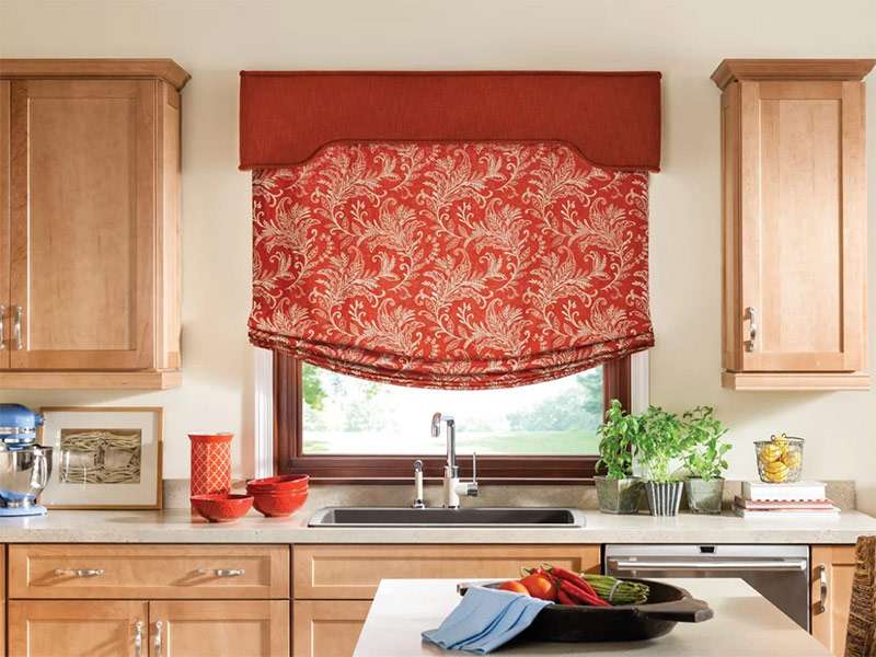 Interiore della cucina con tonalità romane frameless di colore rosso