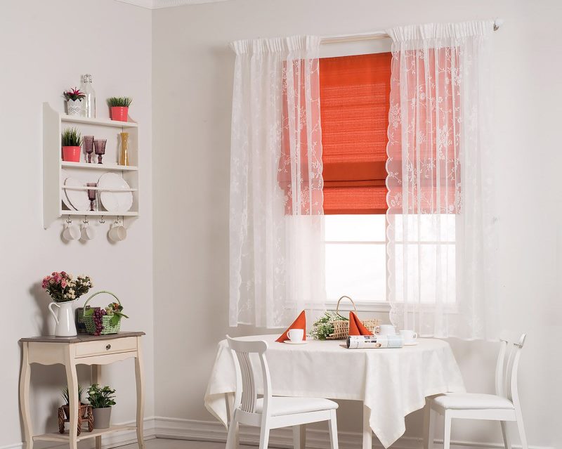 Fenêtre de cuisine avec tulle blanc et rideau romain rouge
