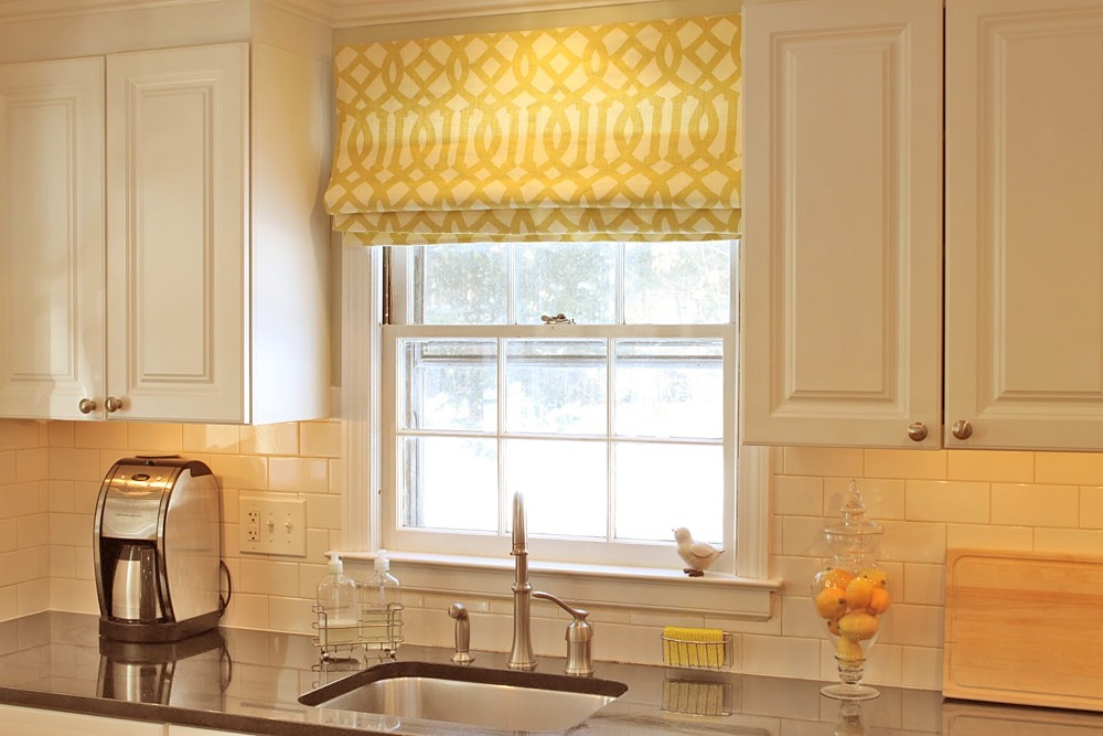 Tirai Rom dengan cetakan terang di dapur gaya klasik
