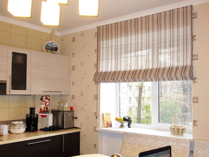 Strip Rom di jalur kecil di tingkap dapur di rumah panel