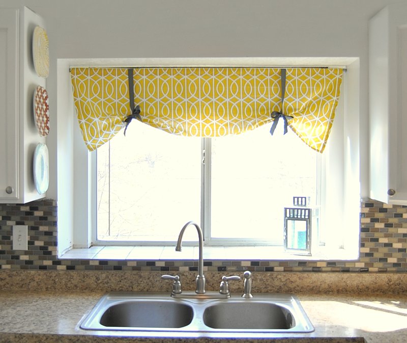 Köksfönster med ramlösa romersk gul gardin