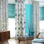 Romerska gardiner komplett med klassiska gardiner i vardagsrummet