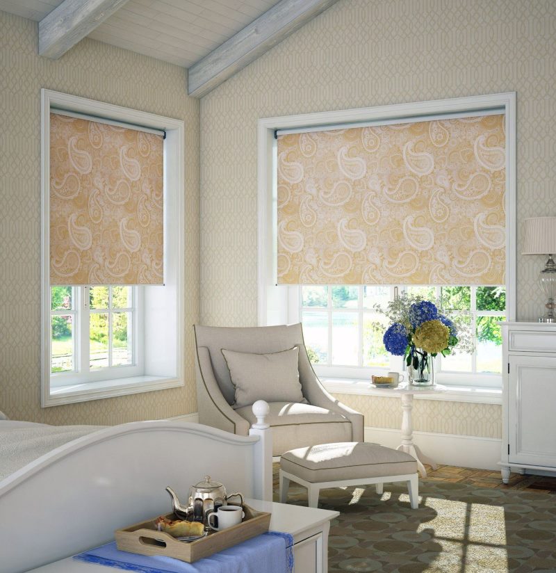Tirai roller dengan corak bunga di tingkap di ruang tamu