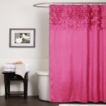Tirai mandi merah jambu di bilik mandi