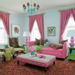 Vaaleanpunaiset verhot ja vaaleanpunaiset huonekalut näyttävät hyvältä tytön huoneessa