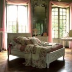 Rosa gardiner av fint tyg för sovrummet öppet