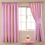 Rosa gardiner med ärtor passar in i barnens sovrum