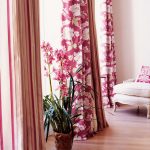 Tirai merah jambu dengan bunga besar