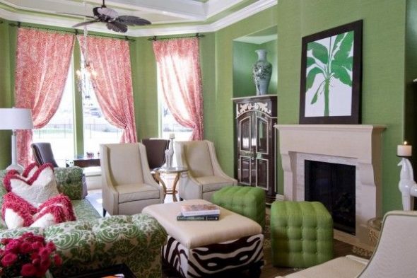 Rosa gardiner och gröna väggar