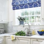 Valssatut valkoiset ja siniset verhot näyttävät hyvältä keittiön ikkunassa