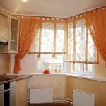 Décoration de fenêtre de cuisine avec des rideaux orange