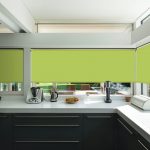 Tende verde chiaro sulle finestre della cucina in una casa privata