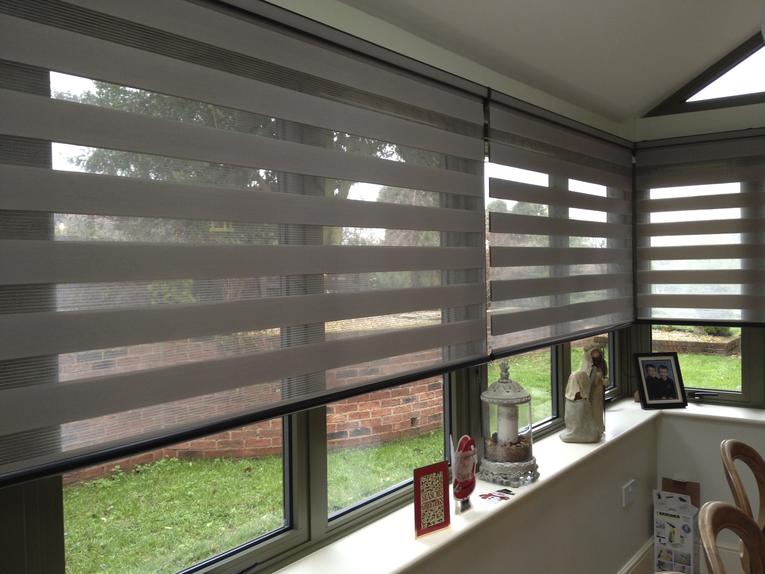Dekorera ett balkongfönster med zebra gardiner