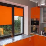 Oranssi verhot keittiön ikkunassa