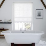 רול לבן על החלון בחדר האמבטיה
