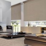 Design del soggiorno con tende beige