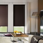 Obývací pokoj design s tmavě roll-up záclony