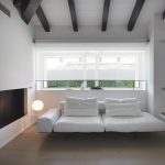 تصميم غرفة المعيشة مع أريكة بيضاء