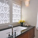 Rullade persienner i badrummet med montering på ramen