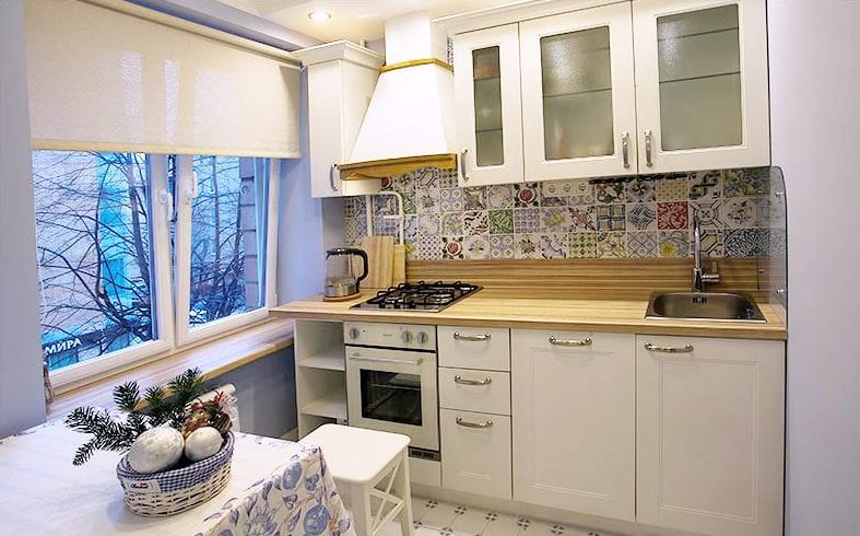 Interiören i köket i stil med Provence med rullgardiner