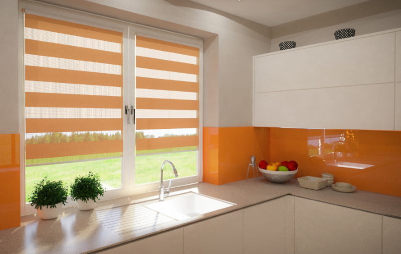 Narancssárga függöny éjjel-nappal a konyha ablakában
