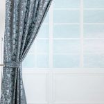Tirai biru kelabu untuk ruang tamu