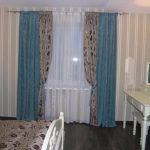 Blågråa gardiner och sängkläder på sängen i sovrummet