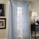 Blågråa gardiner i det klassiska vardagsrummet