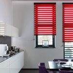 Röd gardiner i kökets inre
