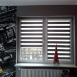 Függöny zebra a szoba ablakában egy tinédzser számára