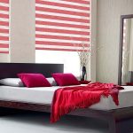 Seprai merah di atas katil double