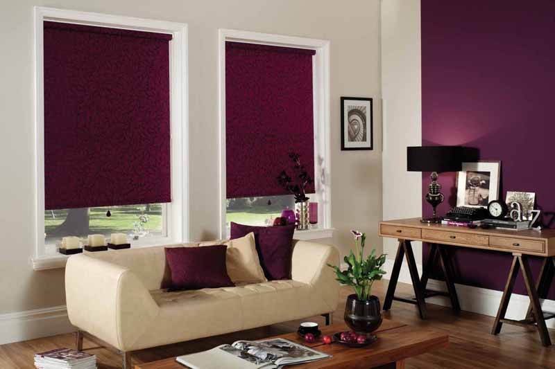 Sötét lila sötétítő függönyök a nappaliban
