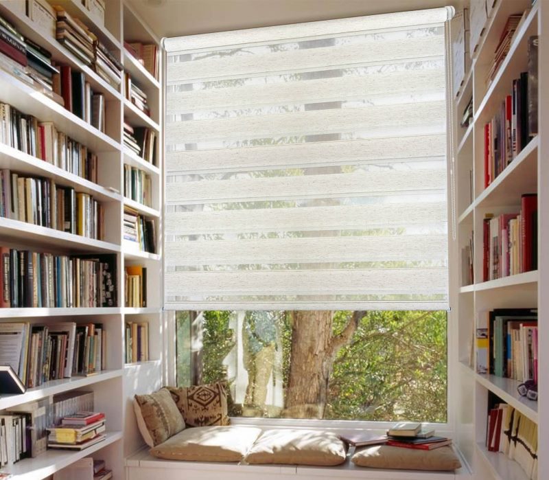 Kotikirjasto, jossa on ikkunan sävyjä
