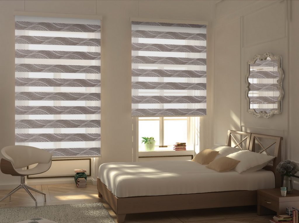 Rullade gardiner med ett mönster i sovrummets inre