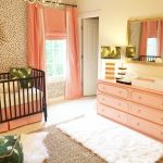 Koraalkleurige gordijnen vullen de slaapkamer of de kinderkamer in een heldere en warme zomer