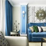 Gardiner av rik blå färg eko den mjuka soffan i vardagsrummet