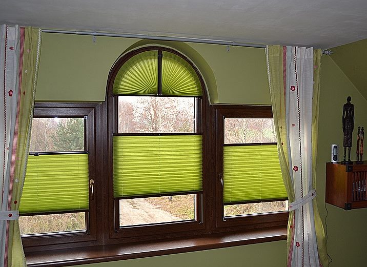 Íves műanyag ablakok készítése lapított függönyökkel