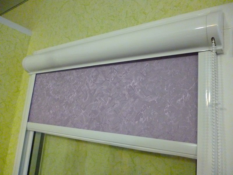 نظام الستائر العمياء UNI 2 على نافذة بلاستيكية