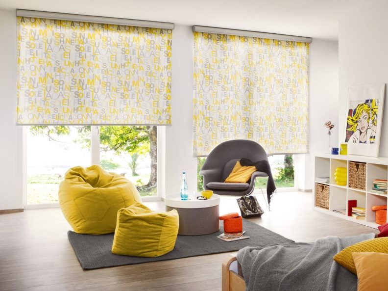 Design del soggiorno con ampie finestre