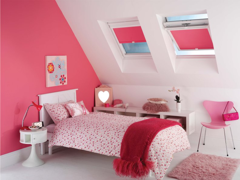 Reka bentuk bilik kanak-kanak untuk seorang gadis dengan skylight
