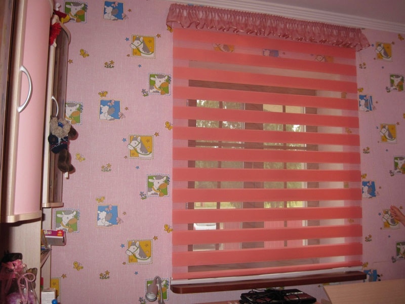 Tirai merah jambu Zebra di dalam bilik seorang gadis zaman prasekolah.
