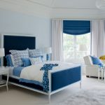 Kombinationen av vit och blå - ett bra alternativ för sovrummet