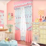 Kombinationen av blått och rosa för gardiner i barnkammarens inredning