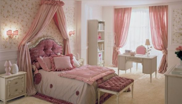 Sovrum för en tonårsflicka med en rosa inredning